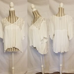 *SOLD* Classy Cute Lace Panel Fowly Boho Top